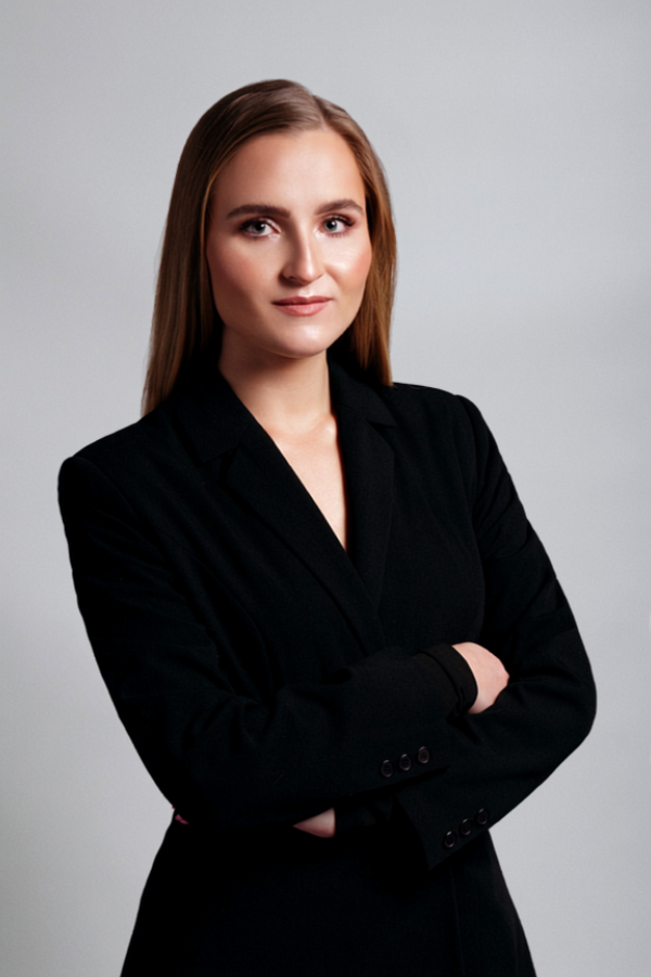 Kobieta w czarnej marynarce po profesjonalnym makijażu do zdjęć biznesowych w Łodzi