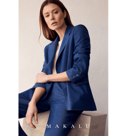 Modelka w granatowym garniturze z makijażem przygotowanym do lookbooka marki Makalu w Łodzi