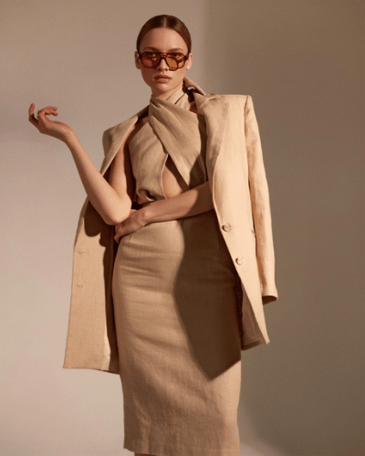 Modelka w beżowej stylizacji z makijażem editorial przygotowanym do sesji modowej w Łodzi
