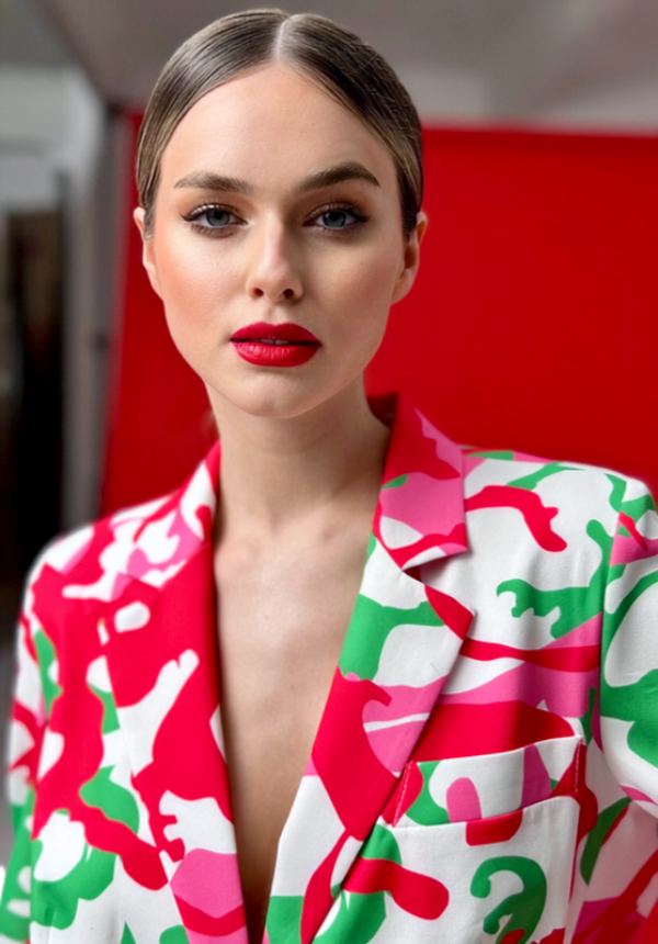 Kobieta po eleganckim makijażu okolicznościowym z czerwoną szminką w Łodzi