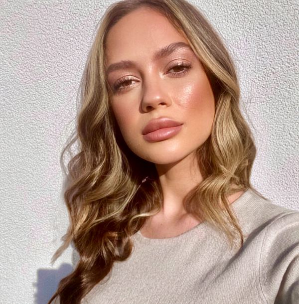 Blondynka po naturalnym i rozświetlającym makijażu okolicznościowym w Łodzi