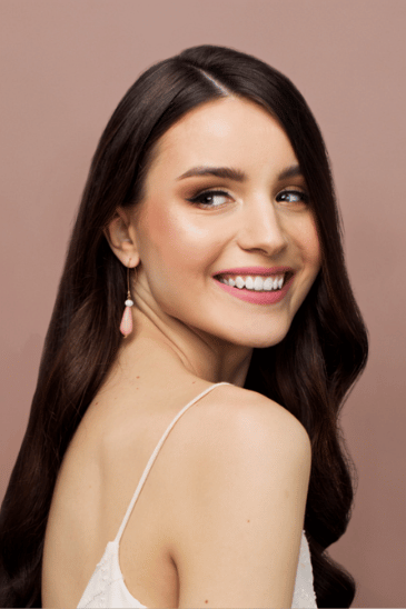Brunetka w naturalnym rozświetlającym makijażu ślubnym wykonanym w Łodzi